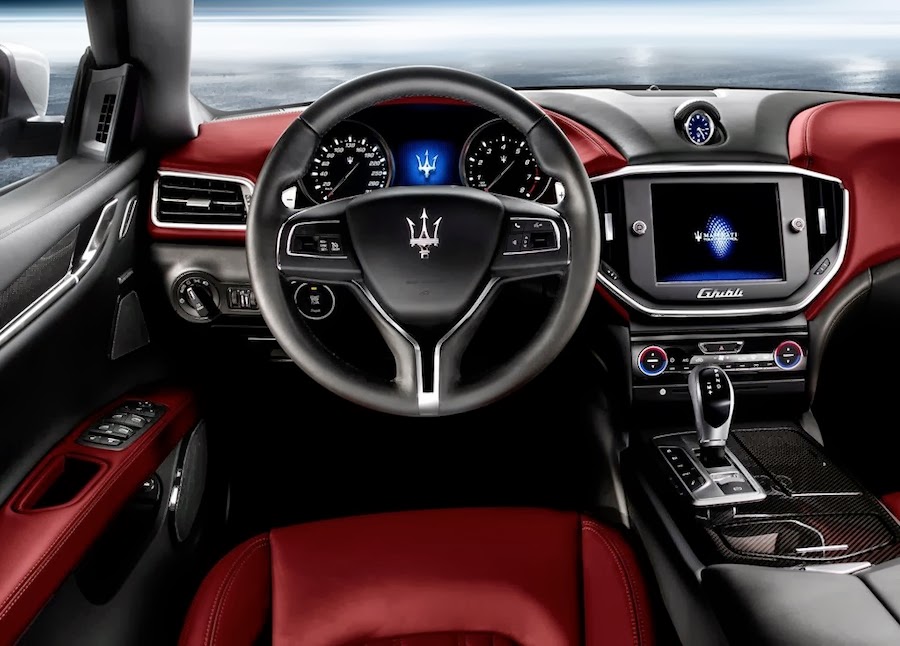 ヤン車も道を譲るマセラティ Maserati の新型 ギブリ 気になる内装は